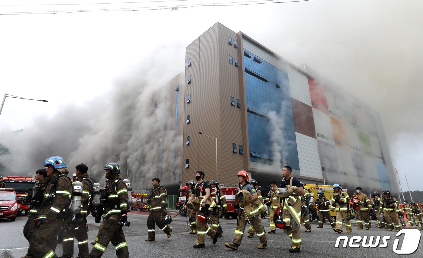 본문 이미지 - 17일 오후 경기도 이천시 마장면에 위치한 쿠팡 덕평 물류센터 화재현장에서 소방관들이 안전지대로 대피하고 있다. 2021.6.17/뉴스1 ⓒ News1 (DB)