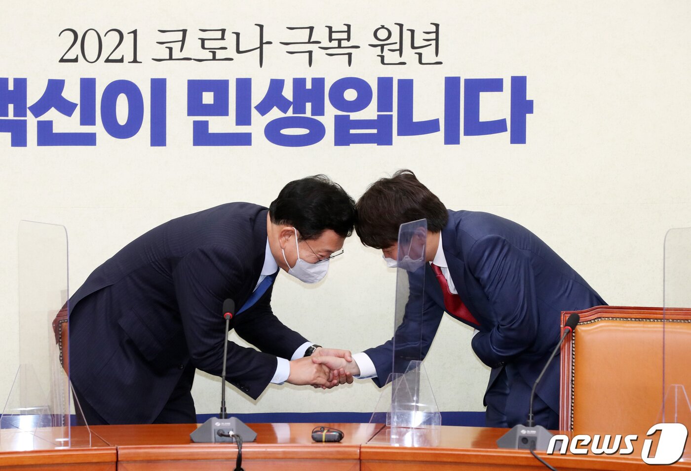 본문 이미지 - 이준석 국민의힘 대표(오른쪽)가 17일 오후 서울 여의도 국회에서 송영길 더불어민주당 대표를 예방해 인사하고 있다. 구윤성 기자