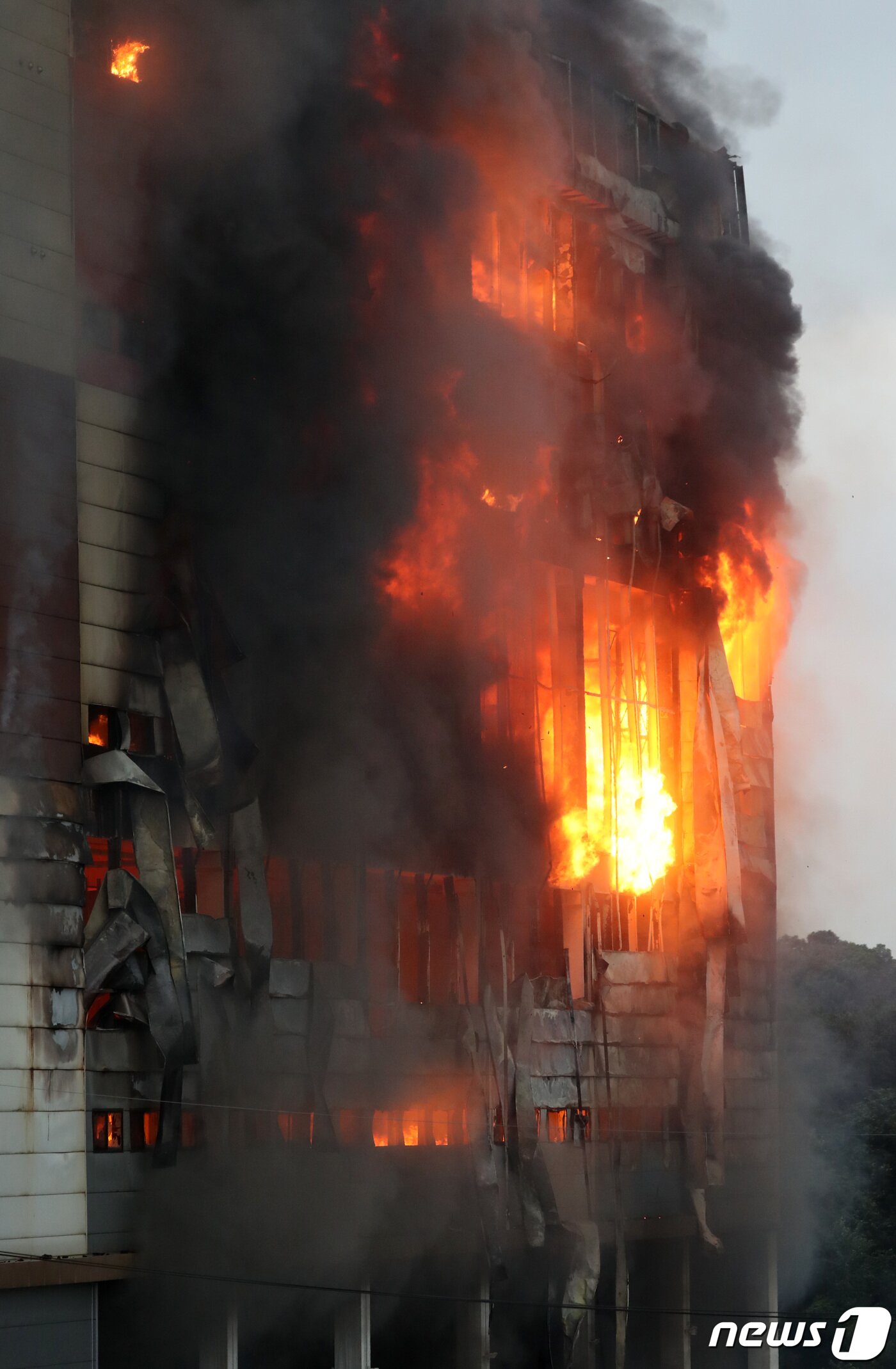 본문 이미지 - 17일 오후 경기도 이천시 마장면에 위치한 쿠팡 덕평 물류센터 화재현장에서 소방당국이 화재 진압을 하고 있다. 2021.6.17/뉴스1 ⓒ News1 김영운 기자