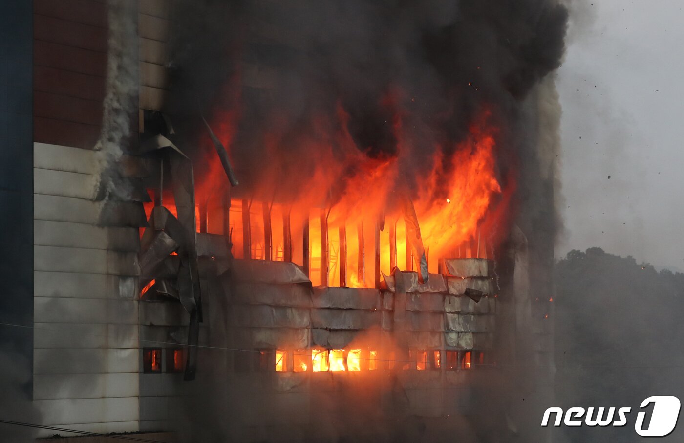 본문 이미지 - 17일 오후 경기도 이천시 마장면에 위치한 쿠팡 덕평 물류센터 화재현장에서 불길이 치솟고 있다. 김영운 기자