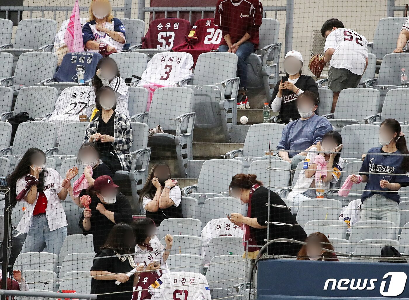 본문 이미지 - 야구장에서 파울 타구를 피하는 관중. 뉴스1 DB ⓒ News1 김진환 기자