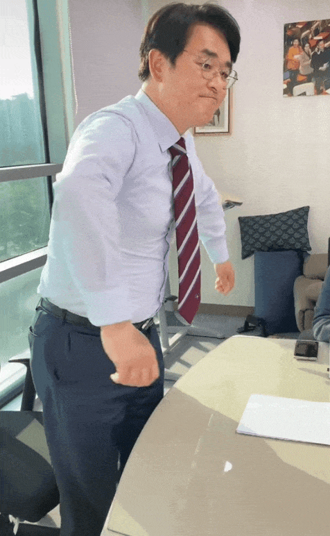 본문 이미지 - 대권 도전에 나선 박용진 더불어민주당 의원이 브레이브걸스의 '롤린'춤을 따라하고 있다. (틱톡 갈무리) ⓒ 뉴스1