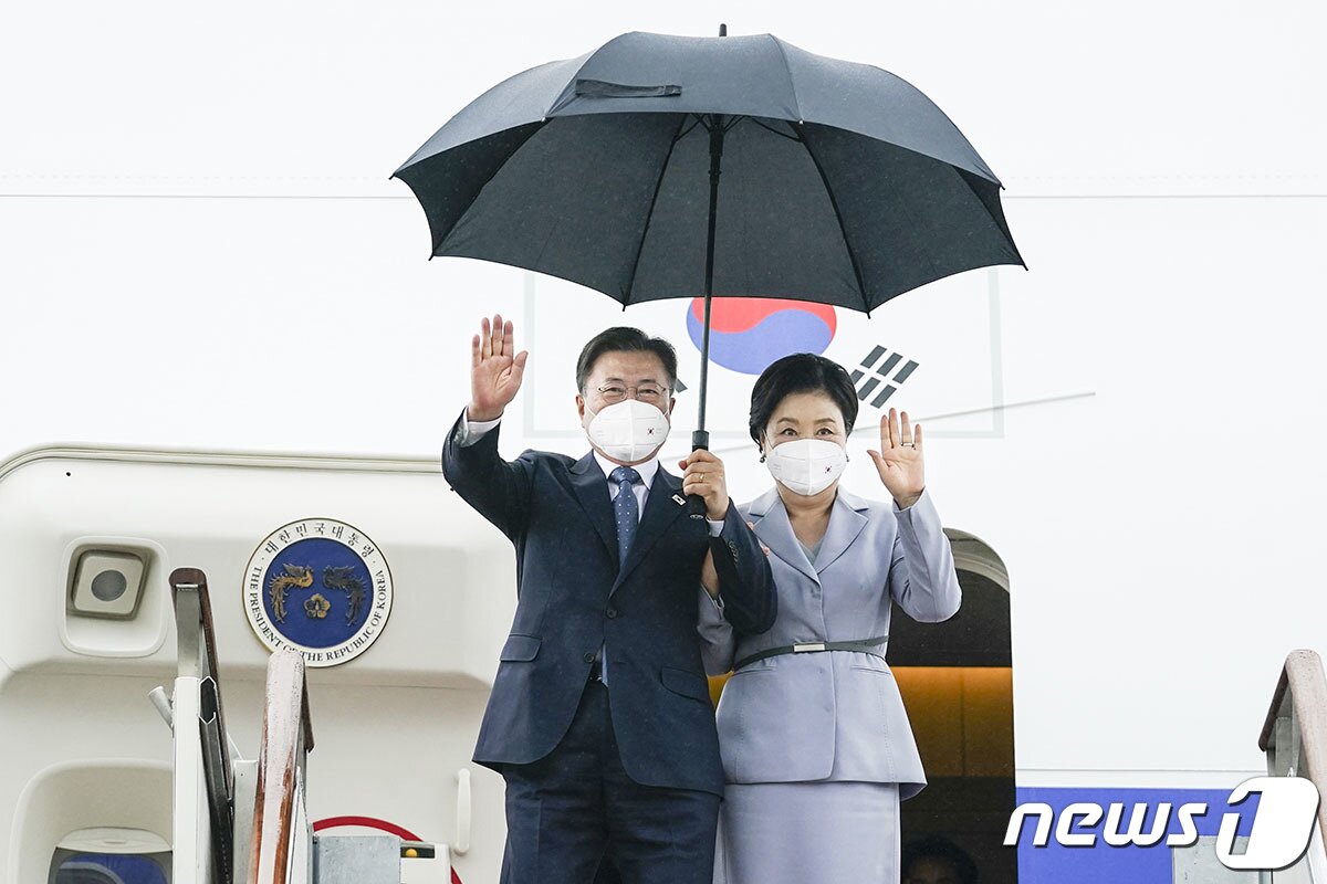본문 이미지 - 영국 G7 정상회의와 오스트리아, 스페인 국빈 방문을 마친 문재인 대통령과 부인 김정숙 여사가 18일 오전 경기 성남 서울공항에 도착해 손을 흔들며 인사하고 있다.(청와대 제공) 2021.6.18/뉴스1