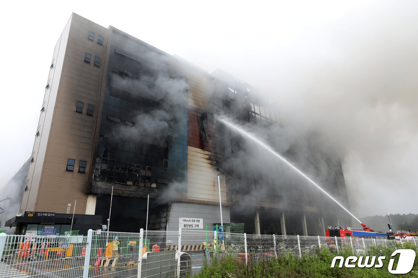 본문 이미지 - 이천 쿠팡 덕평물류센터에서 화재가 발생한지 하루가 지난 18일 오후 경기도 이천시 마장면에 위치한 쿠팡 덕평물류센터 화재현장에서 소방당국이 진화작업을 벌이고 있다. 2021.6.18/뉴스1 ⓒ News1 김영운 기자