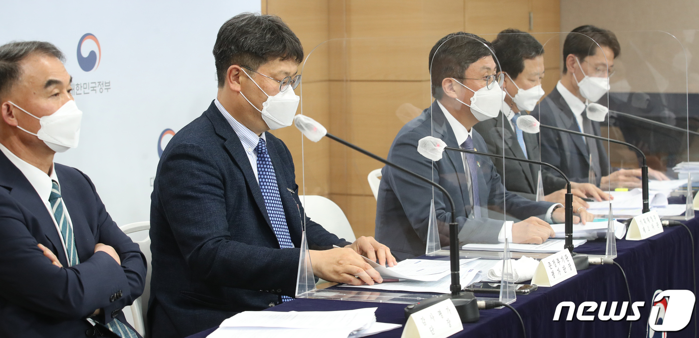 (서울=뉴스1) 송원영 기자 = 안도걸 기획재정부 제2차관이 18일 오후 서울 종로구 정부서울청사에서 2020년도 공공기관 경영실적평가 결과 발표를 하고 있다. 왼쪽부터 이상철 감 …