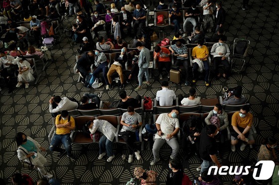 중국 베이징 다싱국제공항에서 항공편을 기다리는 승객들 <자료사진> © AFP=뉴스1