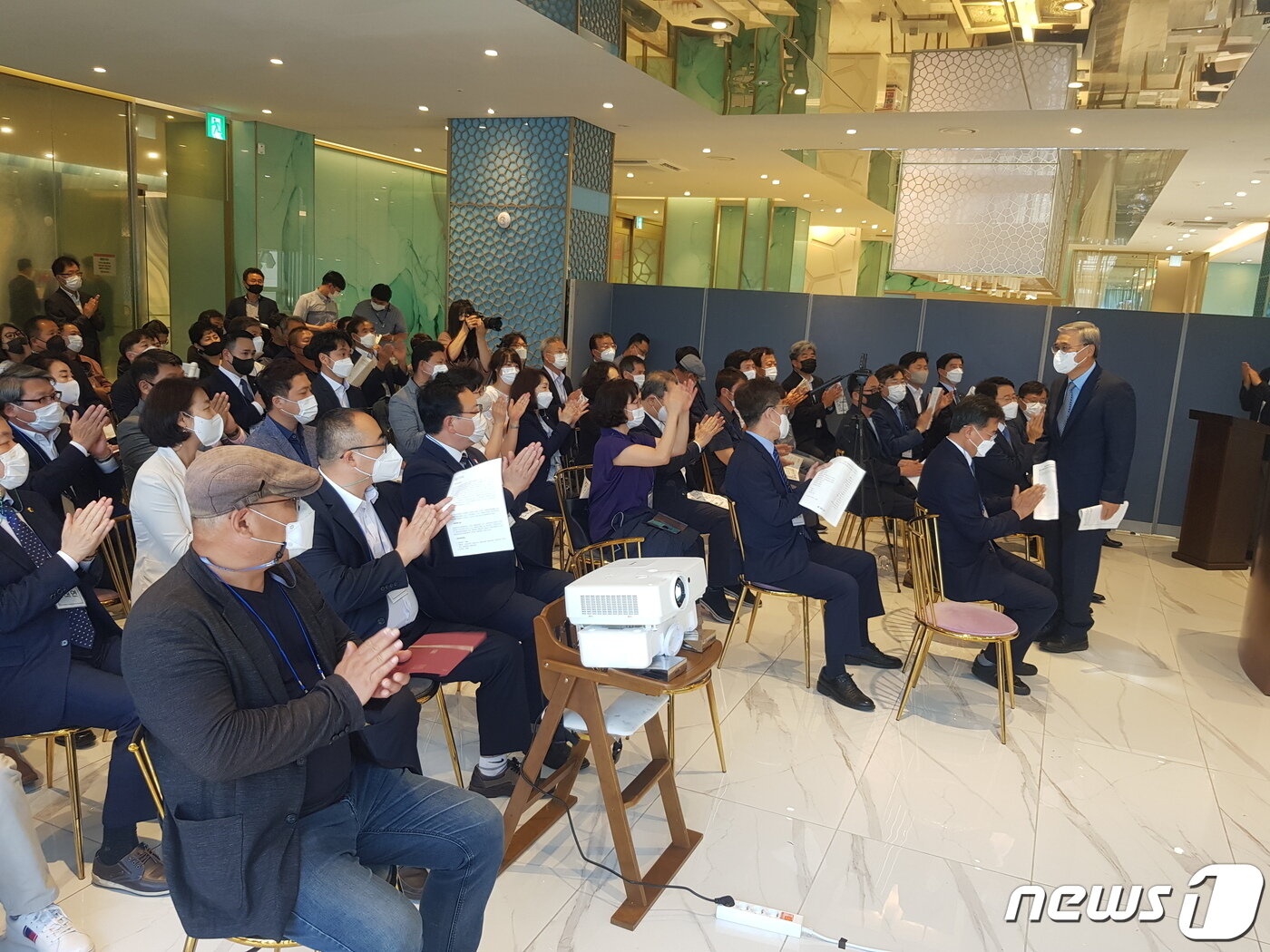 본문 이미지 - 이재명 경기지사 지지 모임인 ‘강원민주평화광장’ 출범식이 19일 오후 춘천 잭슨나인스호텔 1층 홀에서 열려 이종석 전 통일부 장관이 인사를 하고 있다.2021.6.19./뉴스1 