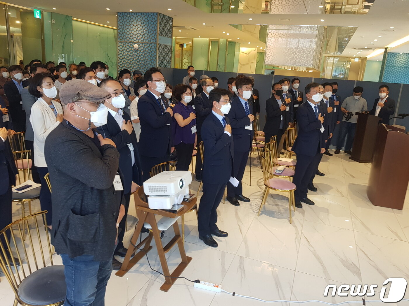 본문 이미지 - 이재명 경기지사 지지 모임인 ‘강원민주평화광장’ 출범식이 19일 오후 춘천 잭슨나인스호텔 1층 홀에서 열려 참석자들이 국민의례를 하고 있다.2021.6.19/뉴스1