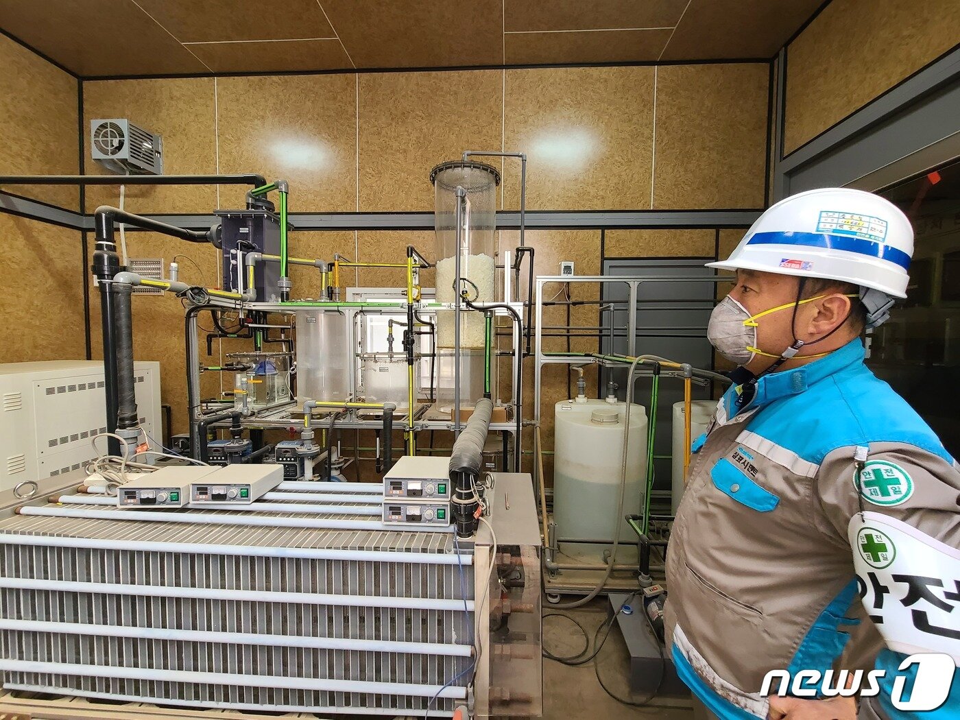본문 이미지 - 백승재 삼표시멘트 품질팀장이 강원 삼척 삼표시멘트 공장에서 신기술을 설명하고 있다. ⓒ 뉴스1 조현기 기자