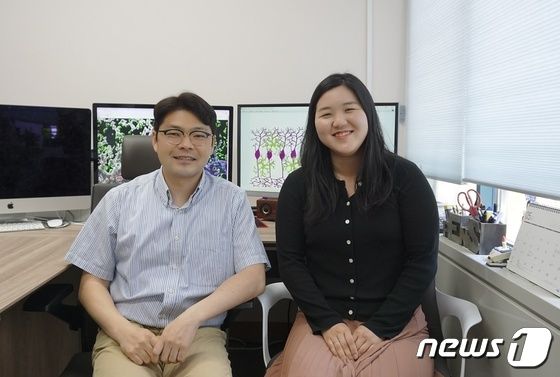 (왼쪽부터) 생명과학과 정원석 교수, 박정주 박사과정(사진제공: KAIST)© 뉴스1