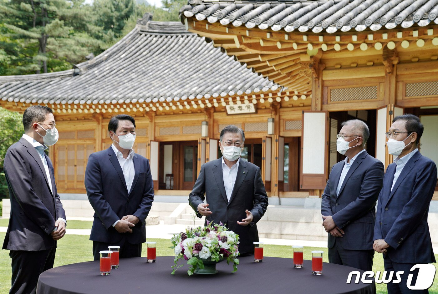 본문 이미지 - 문재인 대통령이 2일 청와대 상춘재에서 열린 4대 그룹 대표 초청 간담회에 앞서 참석자들과 환담하고 있다. 왼쪽부터 구광모 LG그룹 회장, 최태원 SK그룹 회장, 문 대통령, 정의선 현대자동차그룹 회장, 김기남 삼성전자 부회장. 이광호 기자