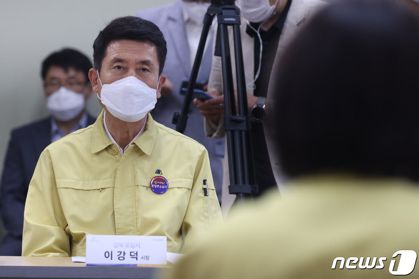 본문 이미지 - 이강덕 경북 포항시장이 지난 2일 남구 장기면 행정복지센터에서 열린 국민권익위 포항수성사격장 소음측정 현장회의에서 전현희 권익위원장의 인사말을 듣고 있다.2021.6.2/ⓒ News1 최창호 기자