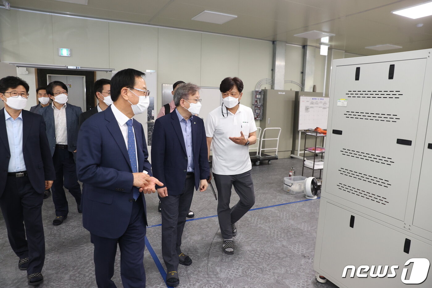 본문 이미지 - 권칠승 중소벤처기업부 장관이 2일 소재부품장비 강소기업 100에 선정된 전북 전주 '비나텍'을 방문, 시설을 둘러보고 있다. (중소벤처기업부 제공) 2021.6.2/뉴스1