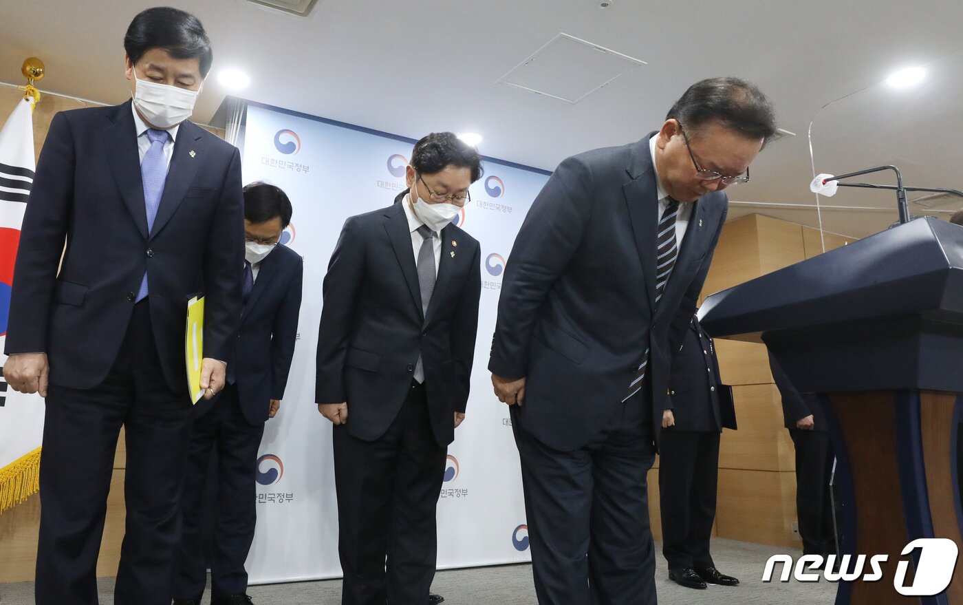 본문 이미지 - 김부겸 국무총리가 2일 오후 서울 종로구 정부서울청사에서 부동산 투기 조사 및 수사 중간결과 관련 관계부처 합동 브리핑 중 LH 사태 '부동산 투기' 관련 고개 숙여 사과하고 있다. 송원영 기자