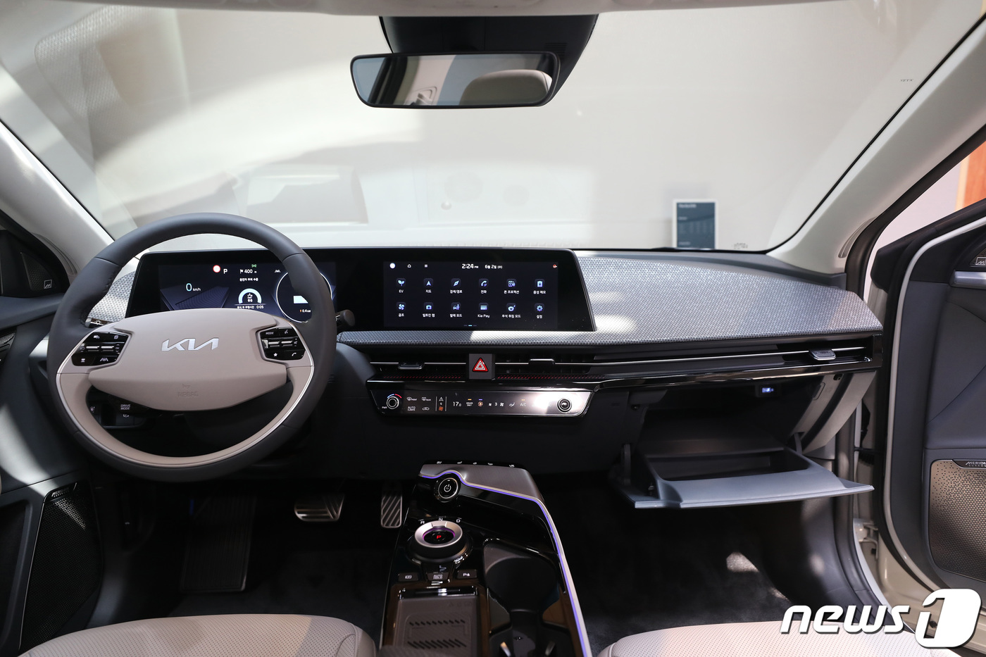 (서울=뉴스1) 임세영 기자 = 기아가 지난 2일 오후 서울 성동구 코사이어티 서울숲점에서 쇼케이스를 갖고 전용 전기차 EV 시리즈의 첫 모델 'EV6'를 공개했다. EV6는 신규 …