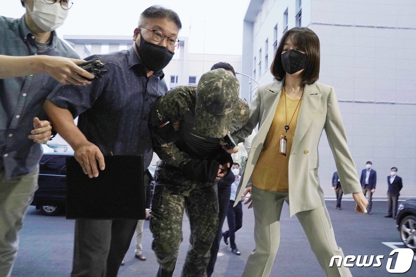 본문 이미지 - '성추행 피해 공군 부사관 사망사건' 가해자인 공군 장모 중사가 2일 서울 용산구 국방부 보통군사법원에서 열린 영장실질심사에 출석하고 있다. (국방부 제공) 이성철 기자