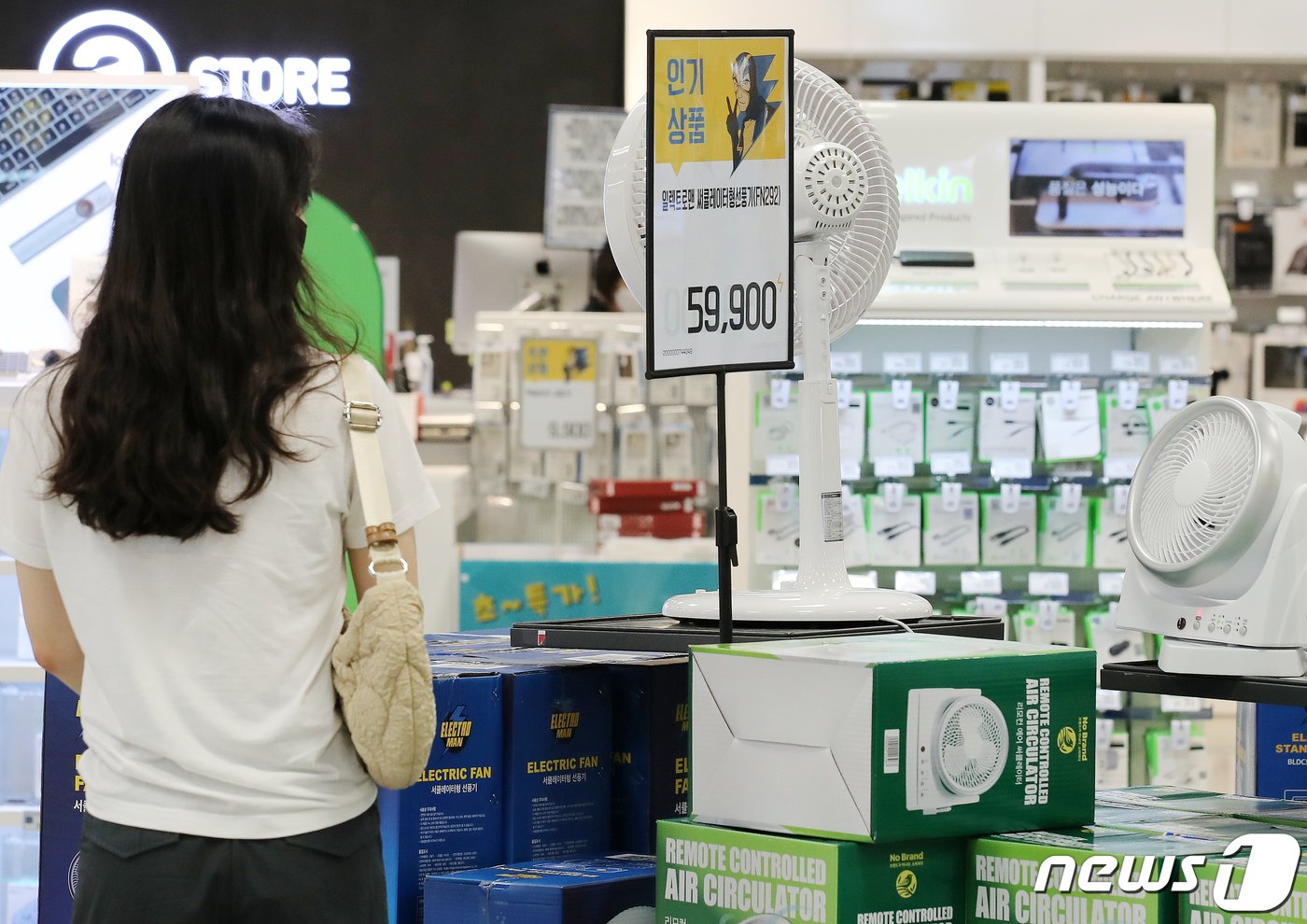 본문 이미지 - 서울 시대 한 대형마트에서 시민들이 선풍기를 살펴보고 있다. ⓒ News1 김진환 기자