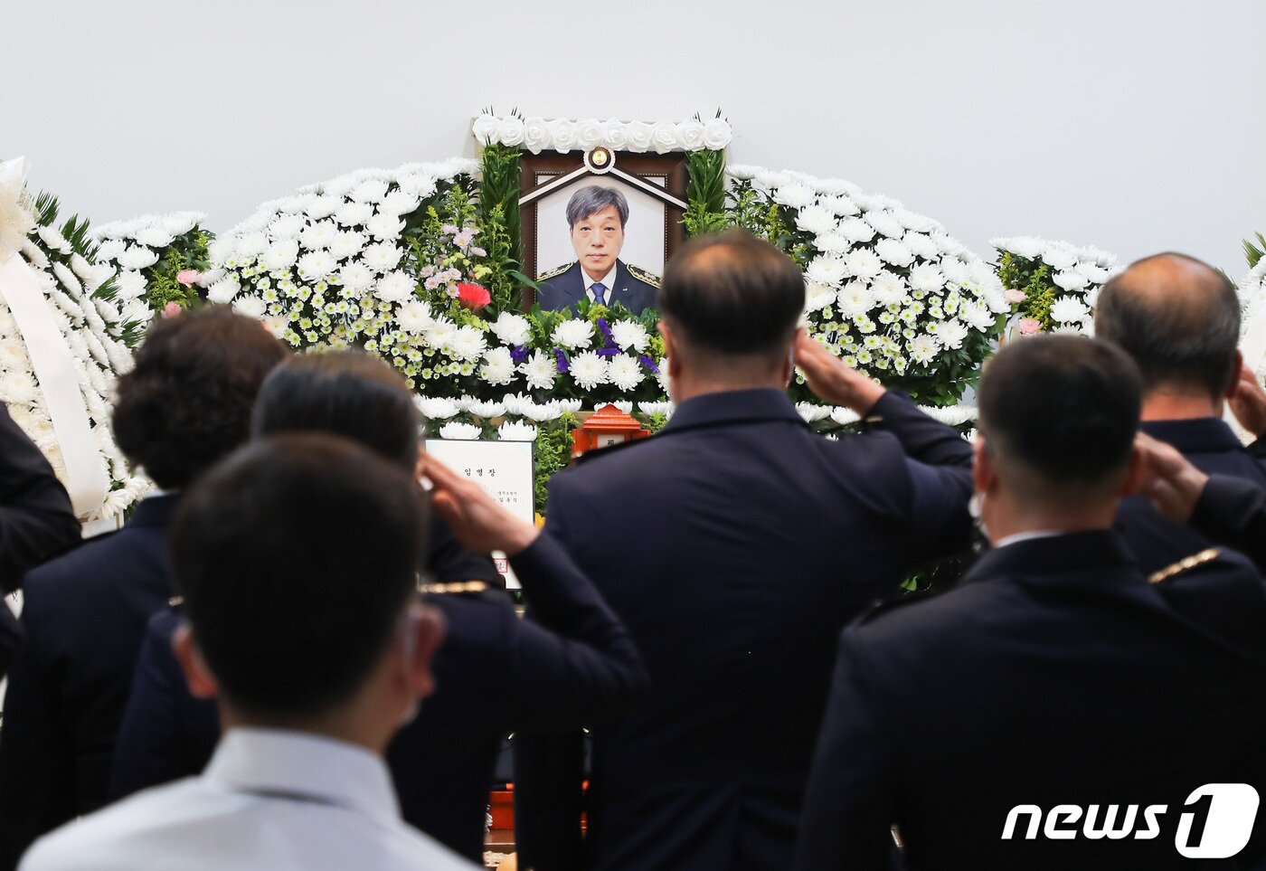 본문 이미지 - 20일 오전 경기도 하남시 마루공원 장례식장에서 시민들과 동료 소방관들이 쿠팡 덕평물류센터 화재현장에서 순직한 경기 광주소방서 119구조대 김동식 구조대장을 추모하고 있다.  김영운 기자