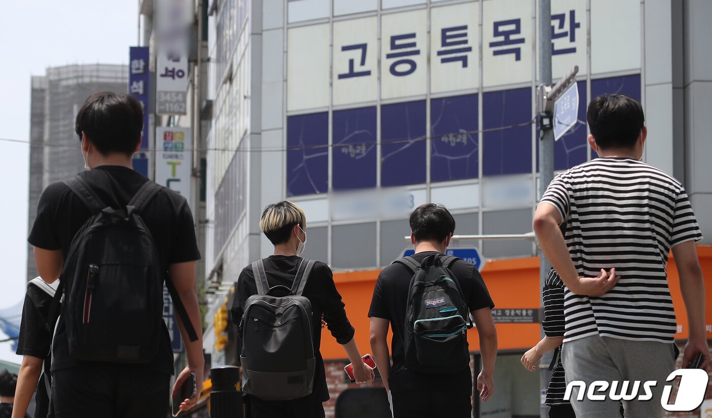 본문 이미지 - 지난 20일 서울 강남구 대치동 학원가에서 학생들이 오가고 있다./뉴스1 ⓒ News1 민경석 기자