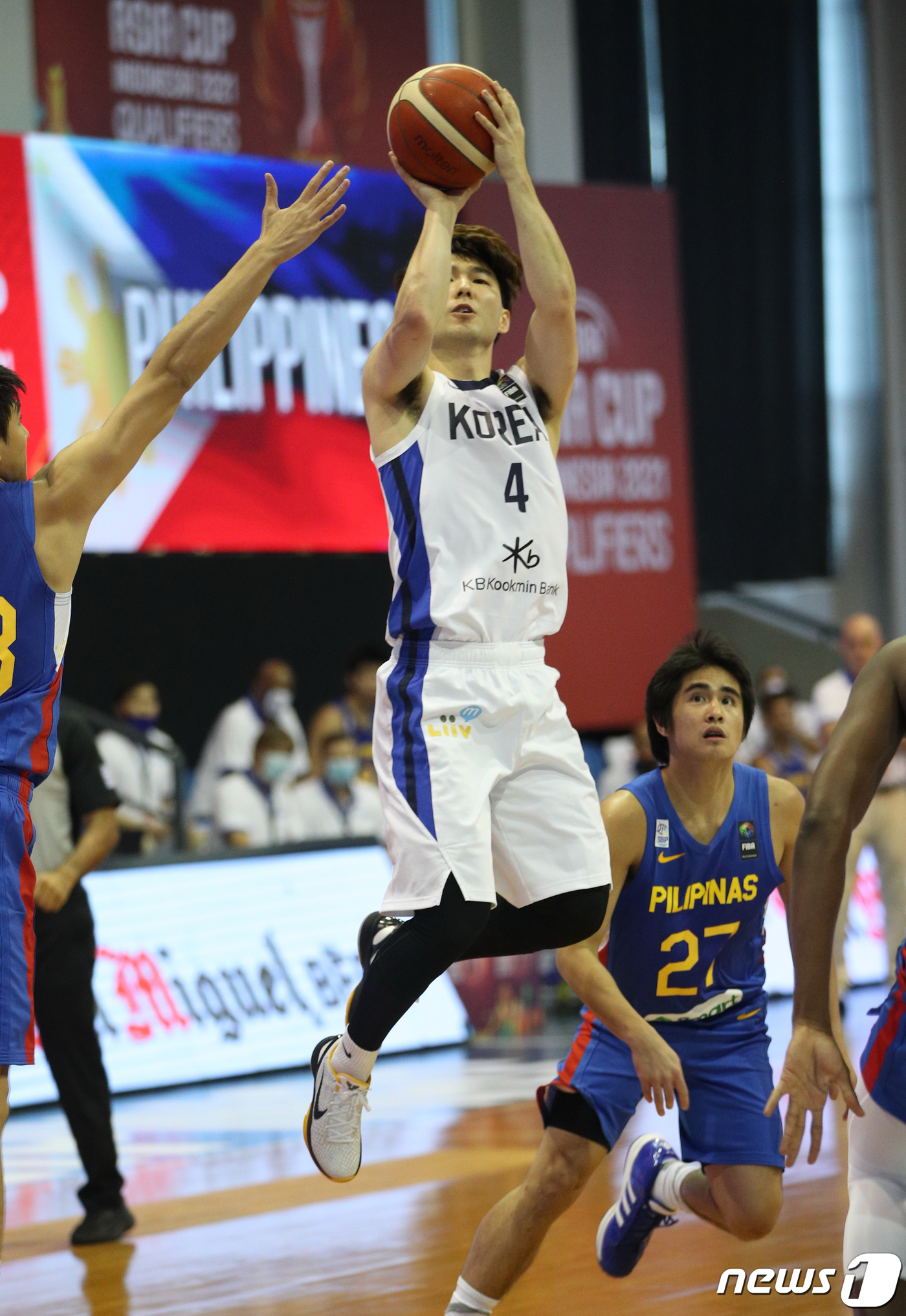 (서울=뉴스1) = 김낙현이 20일(현지시간) 필리핀 클라크에서 열린 20201 국제농구연맹(FIBA) 아시아컵 예선 최종전 대한민국과 필리핀과의 경기에서 슛을 하고 있다. (대한 …