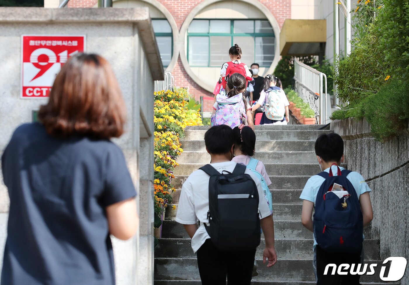 본문 이미지 - '2학기 전면 등교를 위한 단계적 이행방안'이 발표된 다음날인 21일 오전 서울 노원구 태랑초등학교에서 학생들이 등교를 하고 있다. 신종 코로나바이러스 감염증(코로나19) 대응을 위한 사회적 거리두기 개편에 따라 2학기부터 전국 주간 하루 평균 확진자가 1천명 미만인 거리두기 2단계까지 각급 학교 학생들은 매일 학교에 간다.  김진환 기자