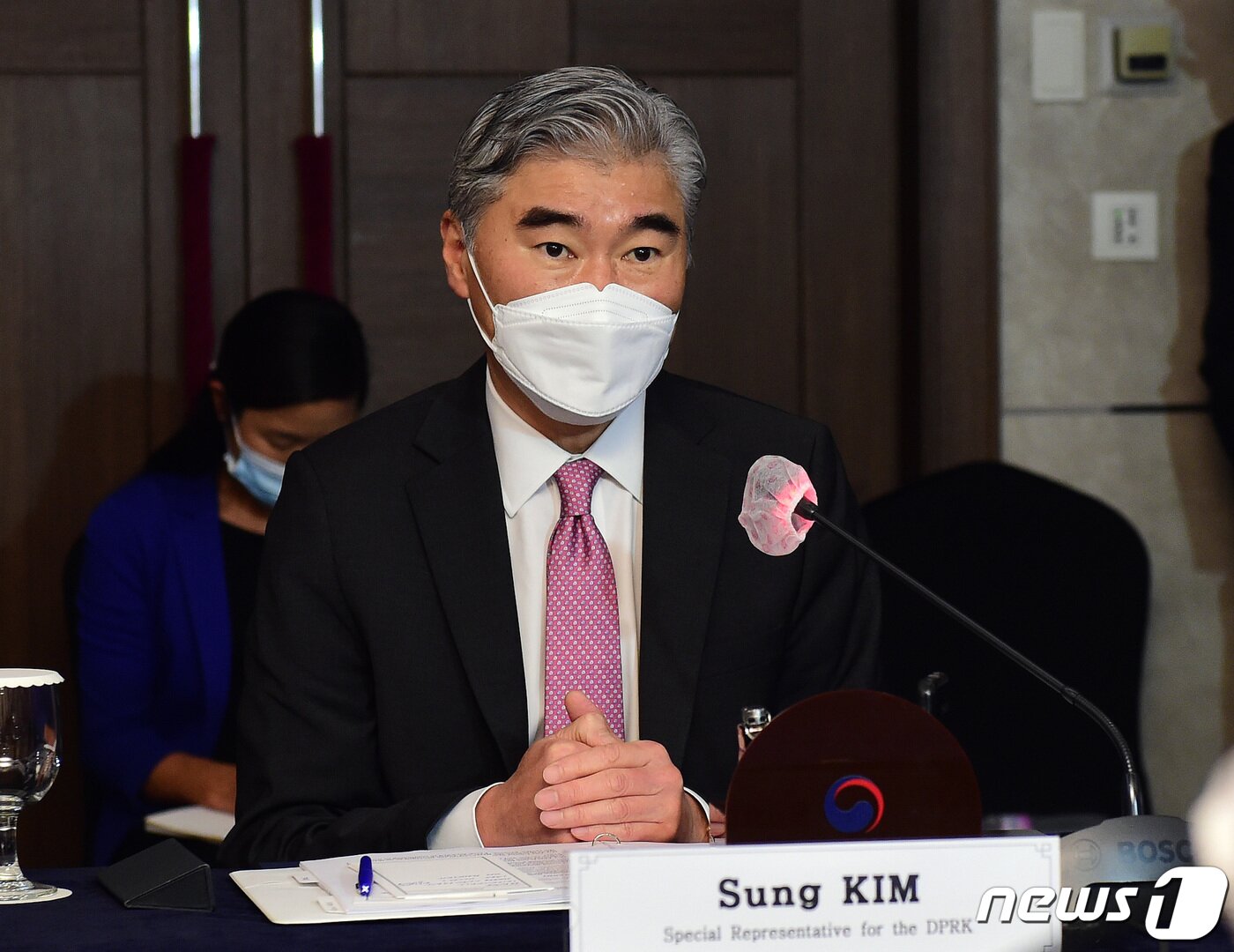 본문 이미지 - 북핵문제를 담당하는 미국의 성 김 대북특별대표가 21일 서울 소공동 롯데호텔에서 한국의 노규덕 외교부 한반도평화교섭본부장과 만나 한미 북핵수석대표 협의를 하고 있다. 사진공동취재단