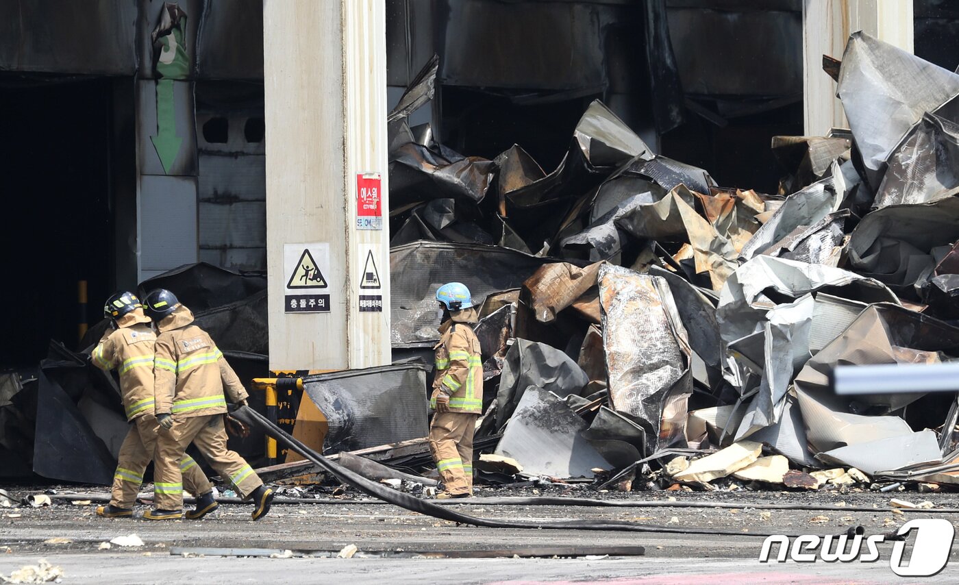 본문 이미지 - 이천 쿠팡 덕평물류센터에서 화재가 발생한지 닷새째인 21일 오후 경기도 이천시 마장면에 위치한 쿠팡 덕평물류센터 화재현장에서 소방당국이 진화작업을 벌이고 있다. 2021.6.21/뉴스1 ⓒ News1 김영운 기자