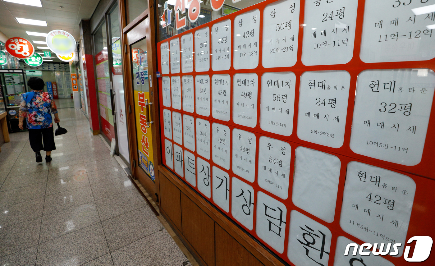 (서울=뉴스1) 안은나 기자 = 21일 서울시내 부동산 중개업소에 매물 정보가 붙어있다. 이날 한국부동산원 아파트 가격 동향 시계열 자료에 따르면 서울 아파트 전셋값은 2019년 …