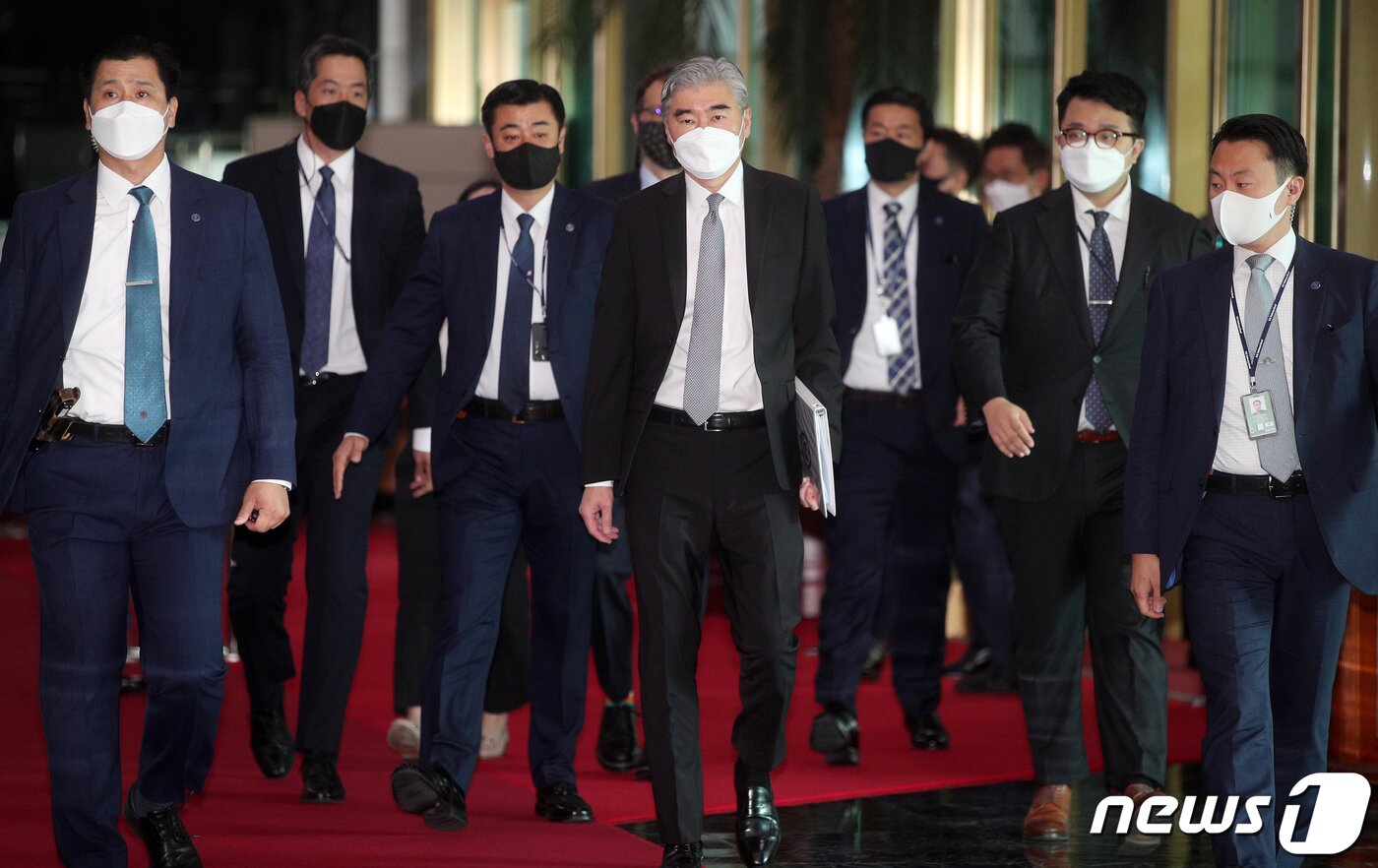 본문 이미지 - 성 김 미국 국무부 대북특별대표가 22일 오전 서울 종로구 정부서울청사에 들어서고 있다. 이날 성 김 대표는 이인영 통일부 장관을 예방하고 최영준 통일부 차관과 대북정책 고위급 양자협의를 진행한다. 2021.6.22/뉴스1 ⓒ News1 ,송원영 기자