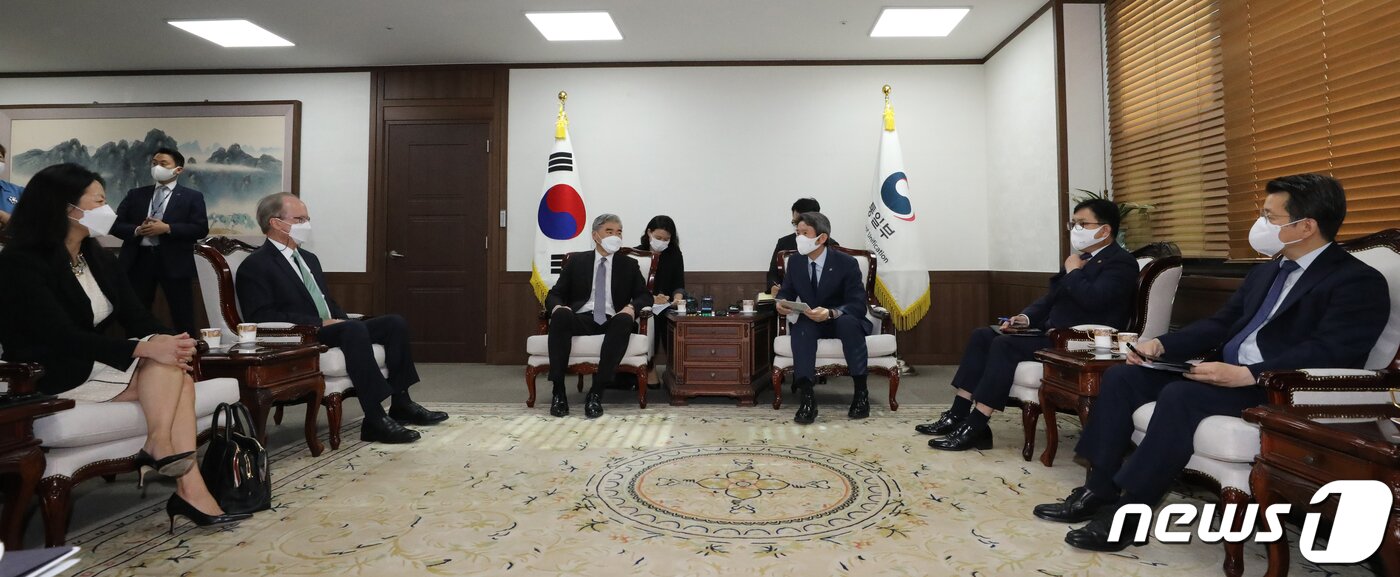 본문 이미지 - 이인영 통일부 장관이 22일 오전 서울 종로구 정부서울청사에서 성 김 미국 국무부 대북특별대표와 접견을 하고 있다. 2021.6.22/뉴스1 ⓒ News1 송원영 기자