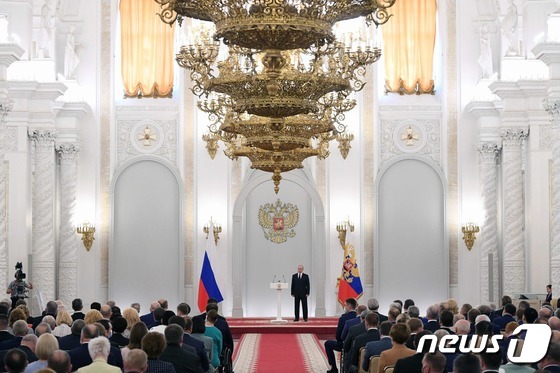 <자료 사진> 블라디미르 푸틴 러시아 대통령이 모스크바의 크렘린에서 하원인 두마 의원들을 초청해 연설을 준비하고 있다. © AFP=뉴스1 © News1 우동명 기자