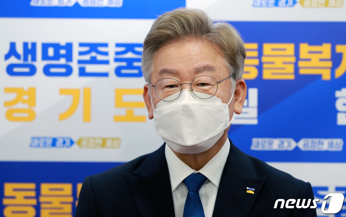 본문 이미지 - 더불어민주당 대권주자인 이재명 경기도지사가 22일 서울 영등포구 이룸센터에서 열린 '개식용 및 반려동물 매매 관련 제도개선 국회 토론회'에 참석해 취재진의 질문에 답하고 있다.  구윤성 기자