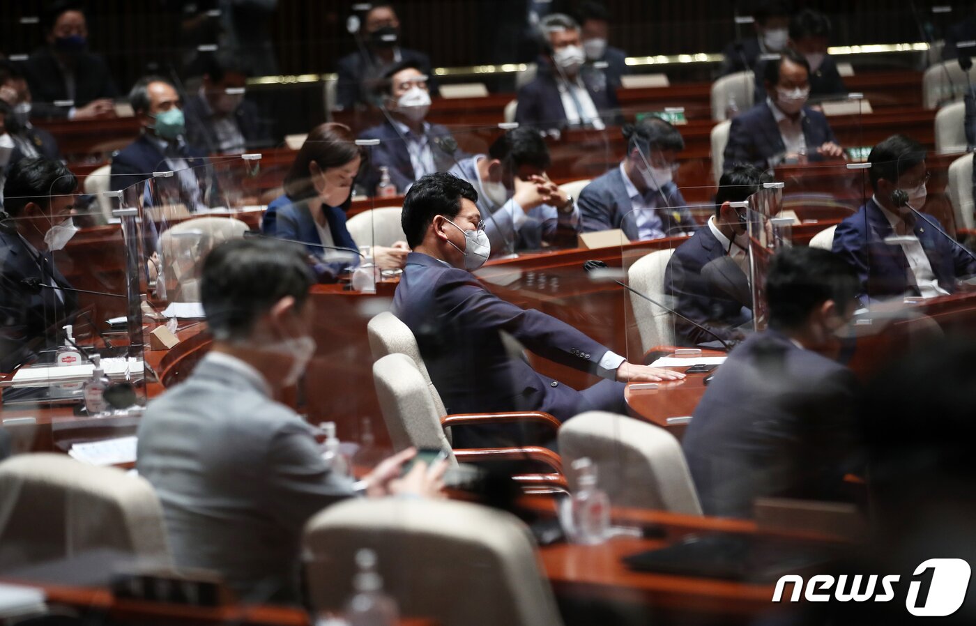 본문 이미지 - 송영길 더불어민주당 대표가 22일 오전 서울 여의도 국회에서 열린 의원총회에서 동료 의원들의 의사진행 발언을 들으며 생각에 잠겨 있다. 민주당은 이날 의총에서 최근 당내에서 불거진 대선 후보 경선 연기 요구와 관련한 의견을 수렴한다.  오대일 기자