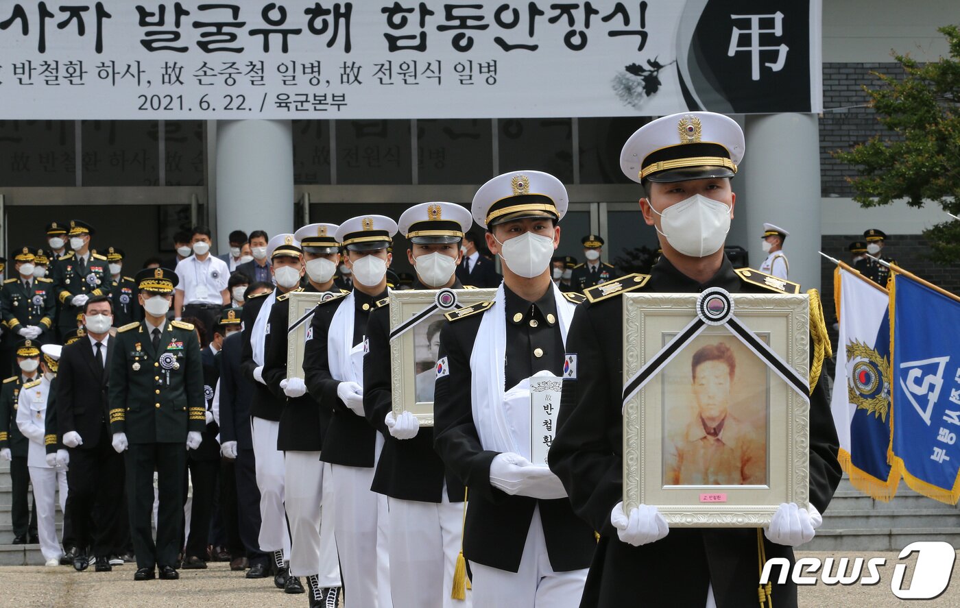 본문 이미지 - 22일 오전 대전 유성구 국립대전현충원에서 고(故) 반철환 하사, 故 전원식 일병, 故 손중철 일병 등 3위의 6·25전쟁 전사자 발굴유해 합동안장식이 거행되고 있다.  김기태 기자