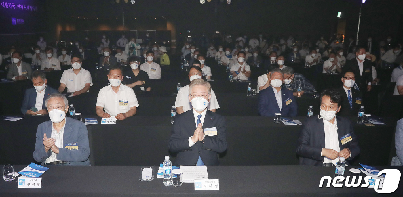 (서울=뉴스1) 이동해 기자 = 22일 여의도 글래드호텔에서 이재명 경기지사 지지자 15만여명이 발기인으로 참여하는 '공명포럼'출범식이 열린 가운데 이지사가 박수를 치고 있다. 2 …
