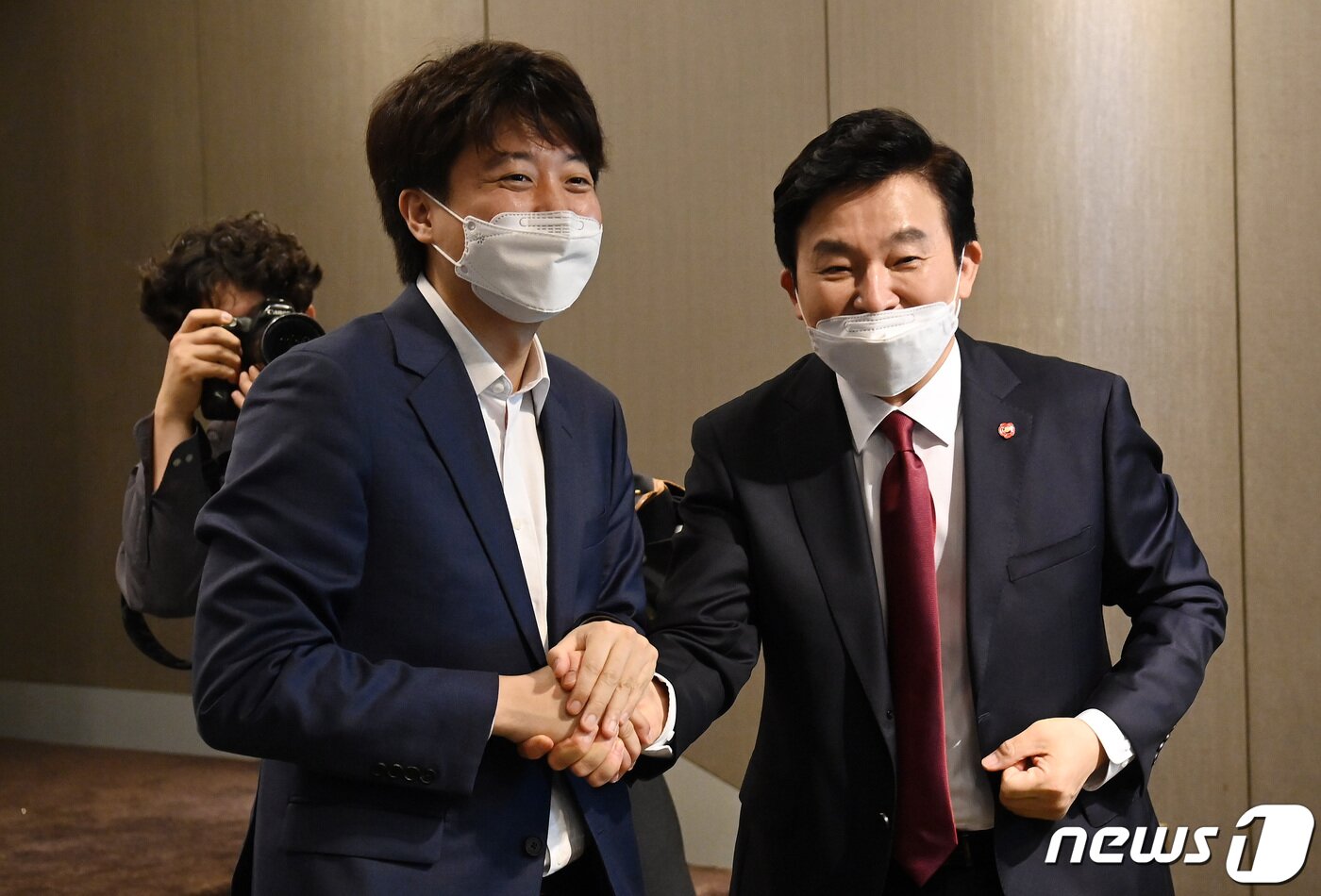 본문 이미지 - 22일 서울 여의도 켄싱턴호텔에서 열린 원코리아 혁신포럼 출범식에서 원희룡 제주도지사와 이준석 국민의힘 대표가 인사를 나누고 있다. 2021.6.22/뉴스1 ⓒ News1 이동해 기자