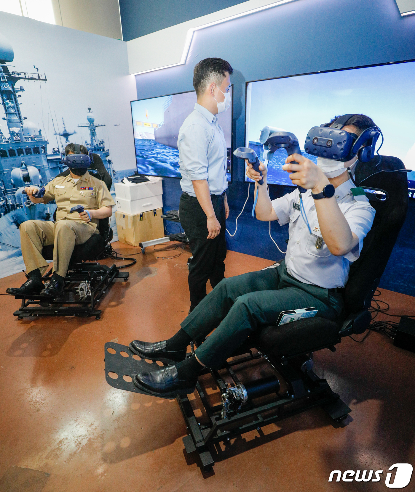(서울=뉴스1) 안은나 기자 = 22일 서울 용산구 전쟁기념관에서 열린 6·25전쟁 71주년·호국보훈의 달을 기념 특별기획전 '2021 닮음을 담다'에서 장병들이 VR체험을 하고 …