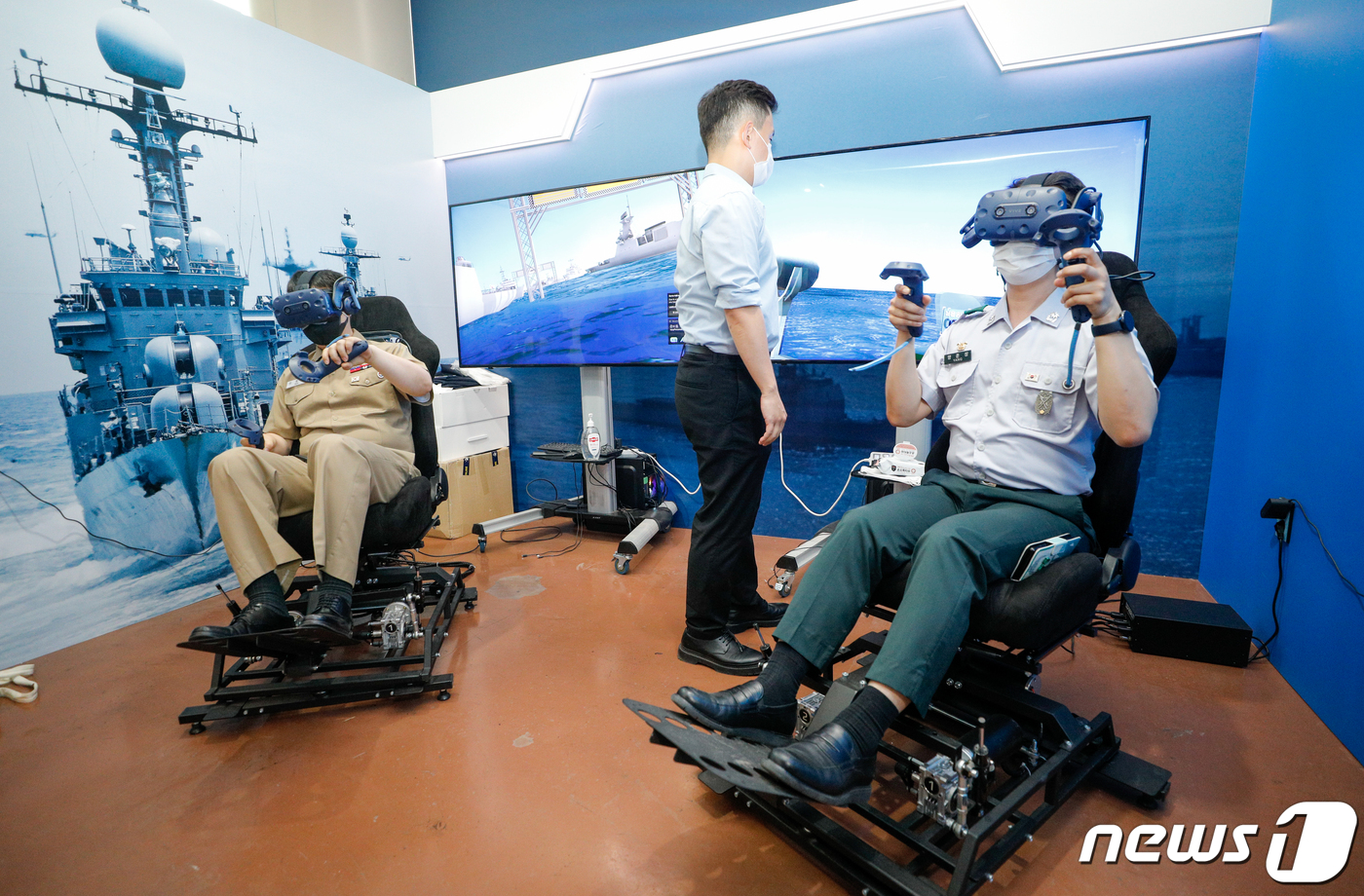 (서울=뉴스1) 안은나 기자 = 22일 서울 용산구 전쟁기념관에서 열린 6·25전쟁 71주년·호국보훈의 달을 기념 특별기획전 '2021 닮음을 담다'에서 장병들이 VR체험을 하고 …