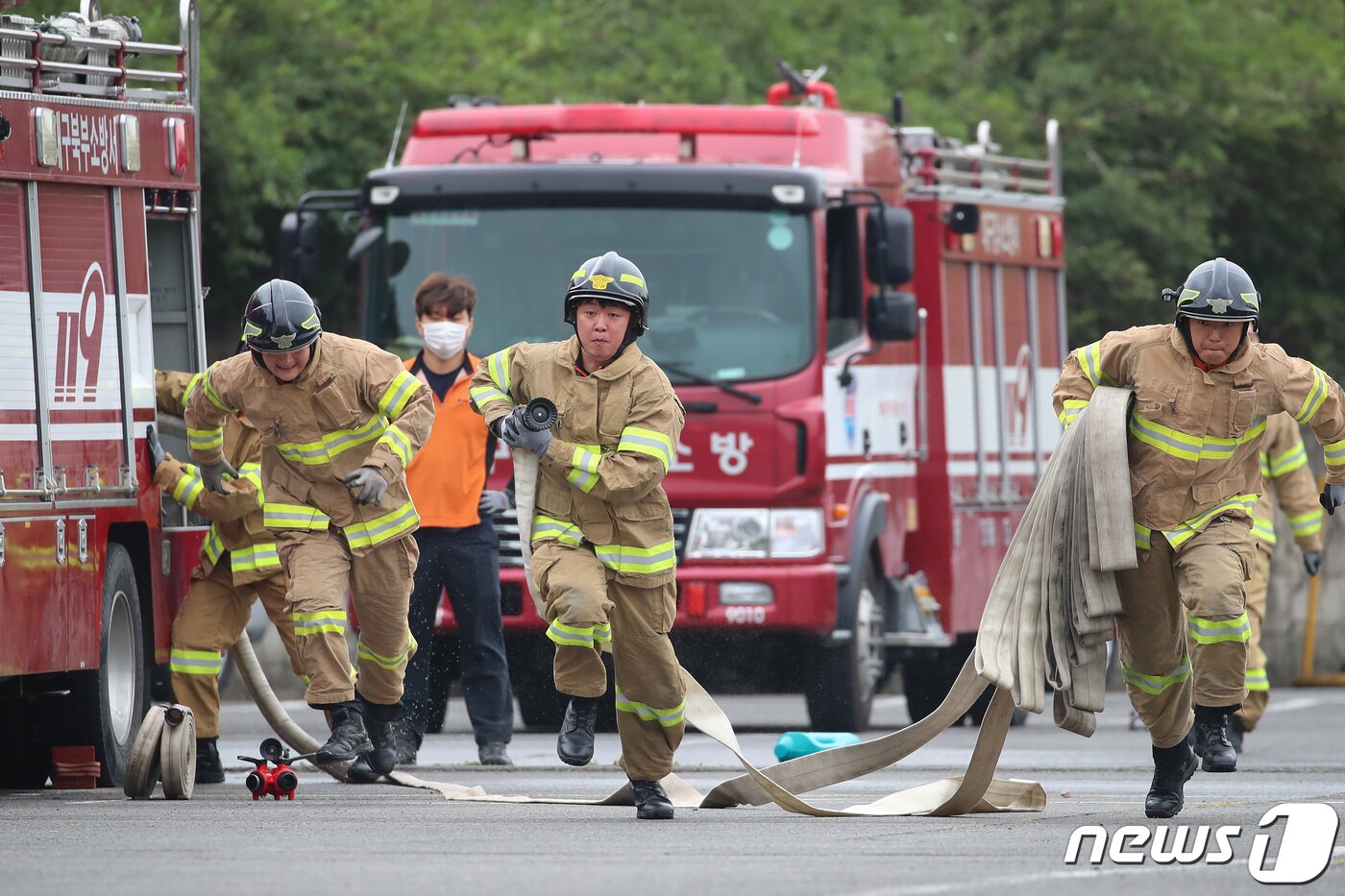 본문 이미지 - 23일 오전 대구 달서구 이월드 야외주차장에서 열린 대구소방안전본부 주최 2021년 화재진압분야 소방기술경연대회에 참가한 소방관들이 목표물을 향해 힘차게 달려가고 있다.  공정식 기자