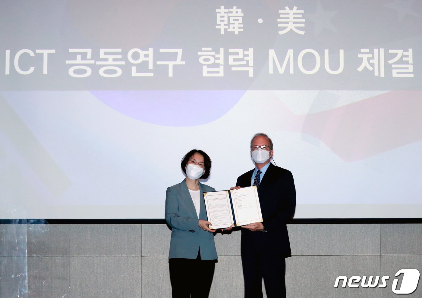 본문 이미지 - 임혜숙 과학기술정보통신부 장관과 로버트 랩슨 주한 미국대사대리가 23일 서울 영등포구 콘래드호텔에서 열린 민관합동 6G 전략회의에 앞서 한·미 ICT 공동연구 협력 MOU를 체결한 뒤 기념촬영을 하고 있다. 2021.6.23/뉴스1 ⓒ News1 구윤성 기자