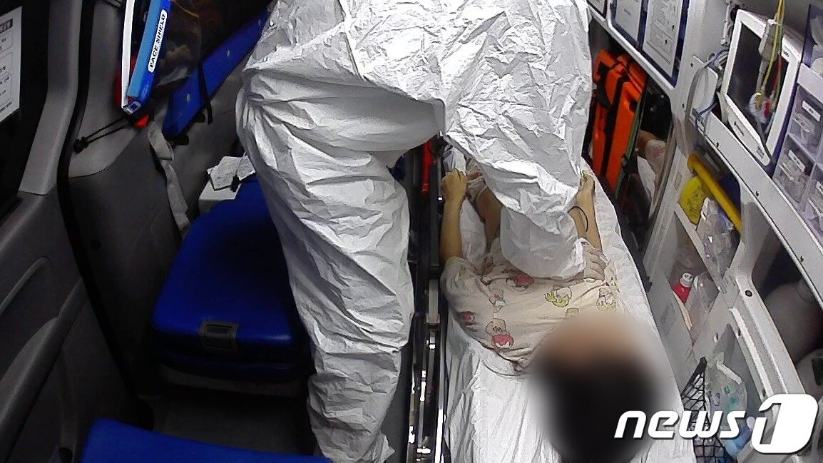본문 이미지 - 40대 계모에게 폭행을 당해 숨진 10대 여중생이 지난해 6월23일 오전 4시10여분쯤 경남도 남해군 고현면 한 아파트에서 신고를 받고 출동한 소방당국에 의해 인근 병원으로 옮겨지고 있다.(경남소방본부 제공)2021.6.23. ⓒ News1