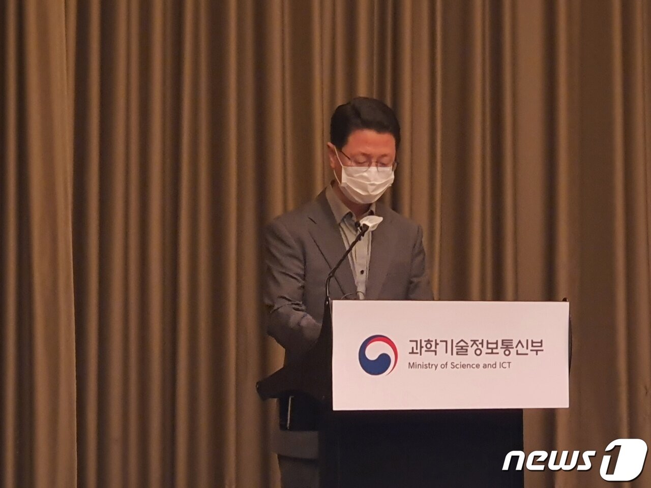 본문 이미지 - 홍진배 과학기술정보통신부 정보보호네트워크정책관은 22일 6G 전략회의 후 &#34;오늘 회의에서는 민간 전문가들로부터 6G는 초반부터 네트워크, 단말, 서비스 생태계를 구축해야한다는 의견이 많았다&#34;고 말했다.2021.06.23. /뉴스1 ⓒ News1 김정현 기자