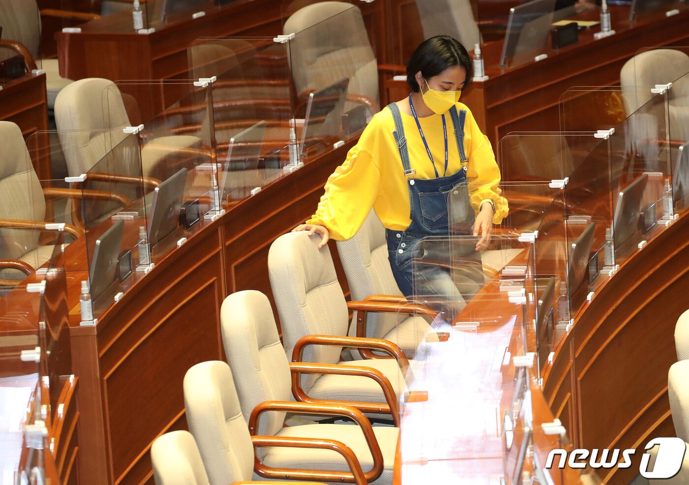 본문 이미지 - 류호정 정의당 의원이 23일 오후 서울 여의도 국회 본회의장에서 열린 경제분야 대정부질문에 참석해 자리하고 있다. 2021.6.23/뉴스1 ⓒ News1 오대일 기자