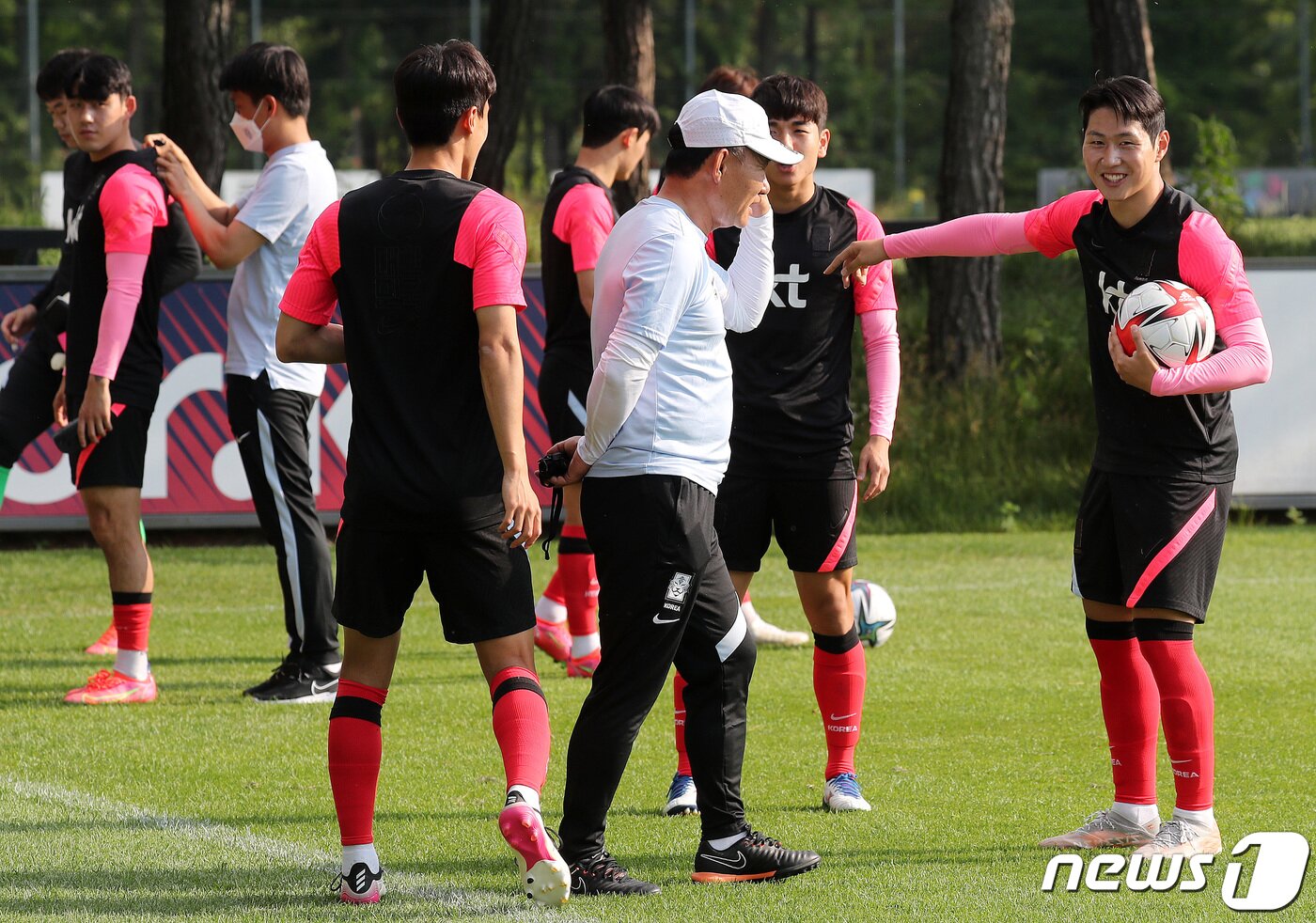 본문 이미지 - 올림픽 축구대표팀 김학범 감독이 23일 오후 경기도 파주시 파주트레이닝센터(NFC)에서 이강인을 비롯한 선수들 훈련을 지도하고 있다. 2021.6.23/뉴스1 ⓒ News1 박세연 기자