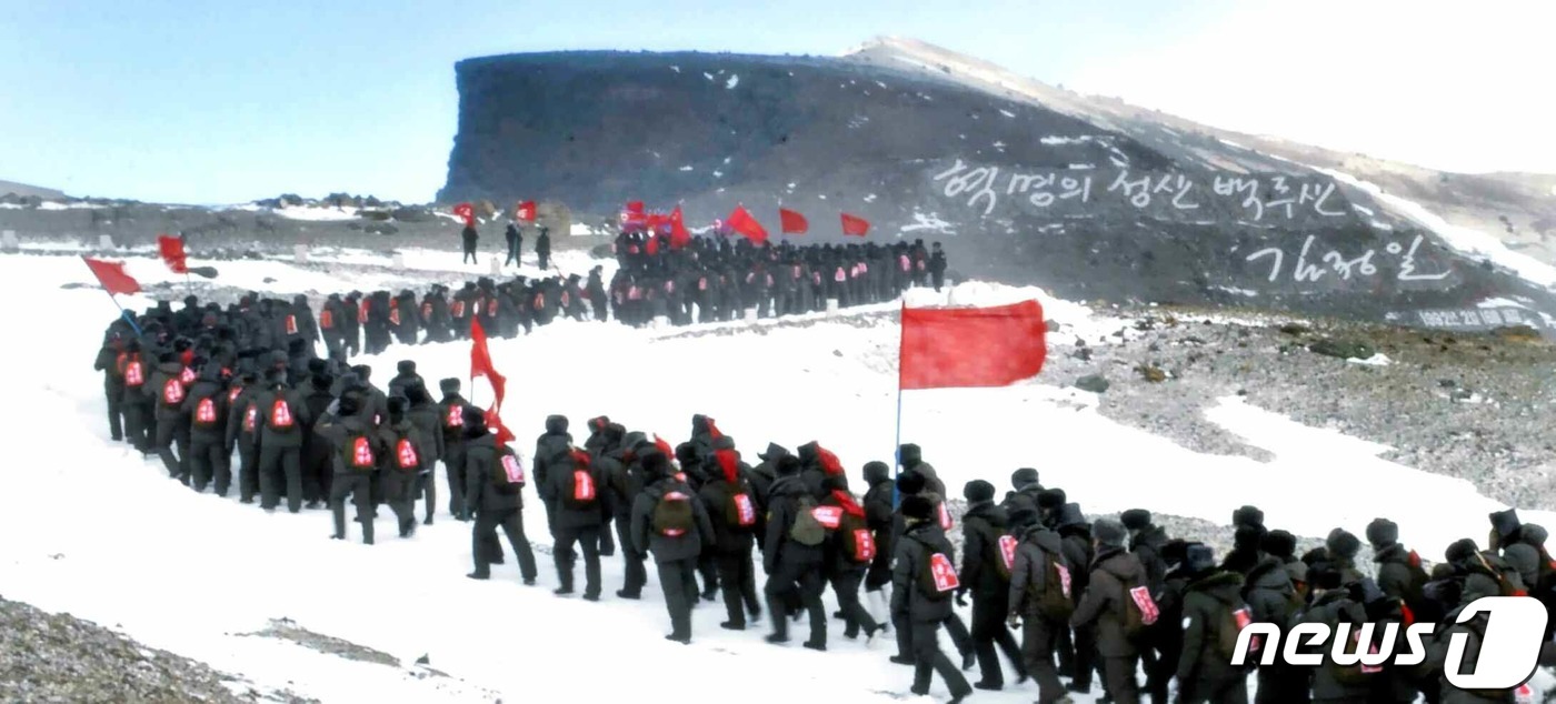 (평양 노동신문=뉴스1) = 북한 노동당 기관지 노동신문은 24일 온 나라 인민이 당 중앙위원회 제8기 3차 전원회의 소식에 무한히 고무돼 있다고 과시했다. 신문은 "백두에서 개척 …