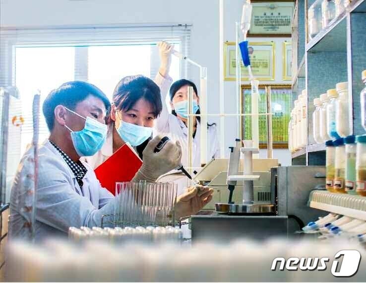 본문 이미지 - (평양 노동신문=뉴스1) = 북한 노동당 기관지 노동신문은 24일 '전투목표를 결사의 의지로 기어이 관철하리라'라는 제목으로 온 나라가 "당 중앙위원회 제8기 3차 전원회의 결정을 높이 받들고 산악같이 일떠섰다"라고 보도했다. 신문은 "과학자, 기술자들은 선진과학기술에 철저히 의거하여 올해 경제계획을 무조건 완수하여야 한다"는 김정은 당 총비서의 뜻에 따라 "새로운 각오와 결심을 가지고 과학탐구 활동을 더욱 힘차게 벌이고 있다"라고 전했다. [국내에서만 사용가능. 재배포 금지. DB 금지. For Use Only in the Republic of Korea. Redistribution Prohibited] rodongphoto@news1.kr