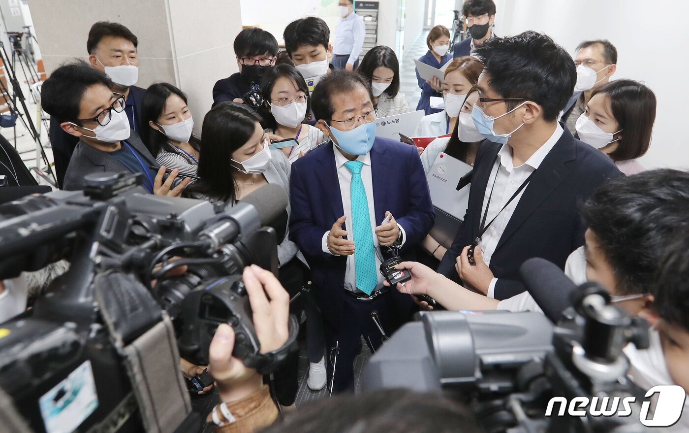 본문 이미지 - 1년 3개월만에 국민의힘에 복당한 홍준표 의원이 24일 국회 소통관에서 기자회견을 마친 뒤 질의에 답변하고 있다. 홍 의원은 이 자리에서 "어쩔 수 없이 잠시 집을 떠나야 했던 집안의 맏아들이 돌아온 셈＂이라며 ＂공정과 자유, 서민과 소통을 기치로 삼아 정권교체를 위한 한 알의 밀알이 되겠다＂고 밝혔다.  이동해 기자
