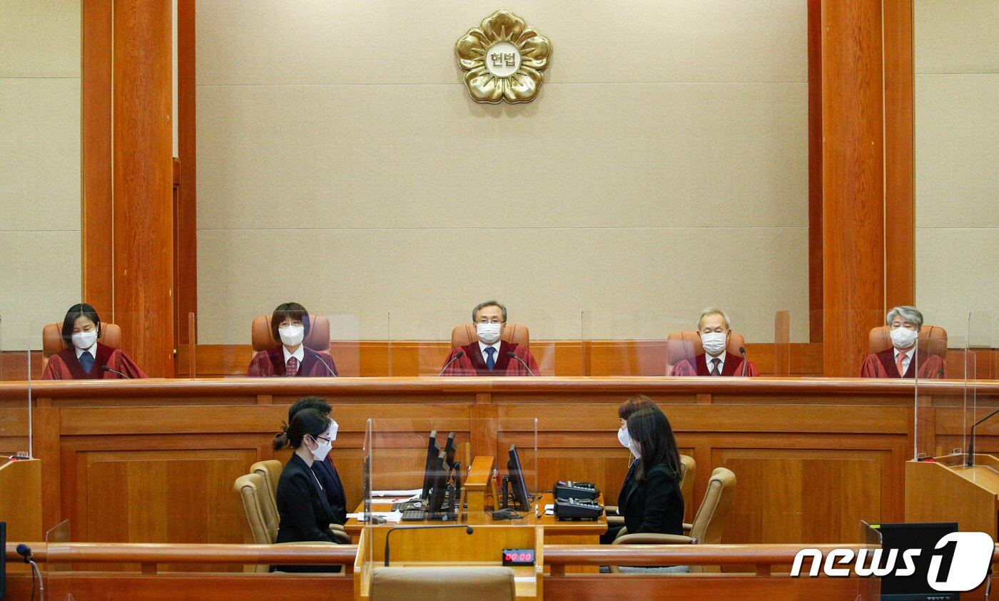 본문 이미지 - '타다금지법'은 헌법재판소의 합헌 판결을 받았다. 유남석 헌법재판소장과 재판관들이 지난 6월24일 오후 서울 종로구 헌법재판소에서 타다 금지법 위헌 여부 등을 판단하는 헌법소원 선고를 위해 자리에 앉아있는 모습. 2021.6.24/뉴스1 ⓒ News1 안은나 기자