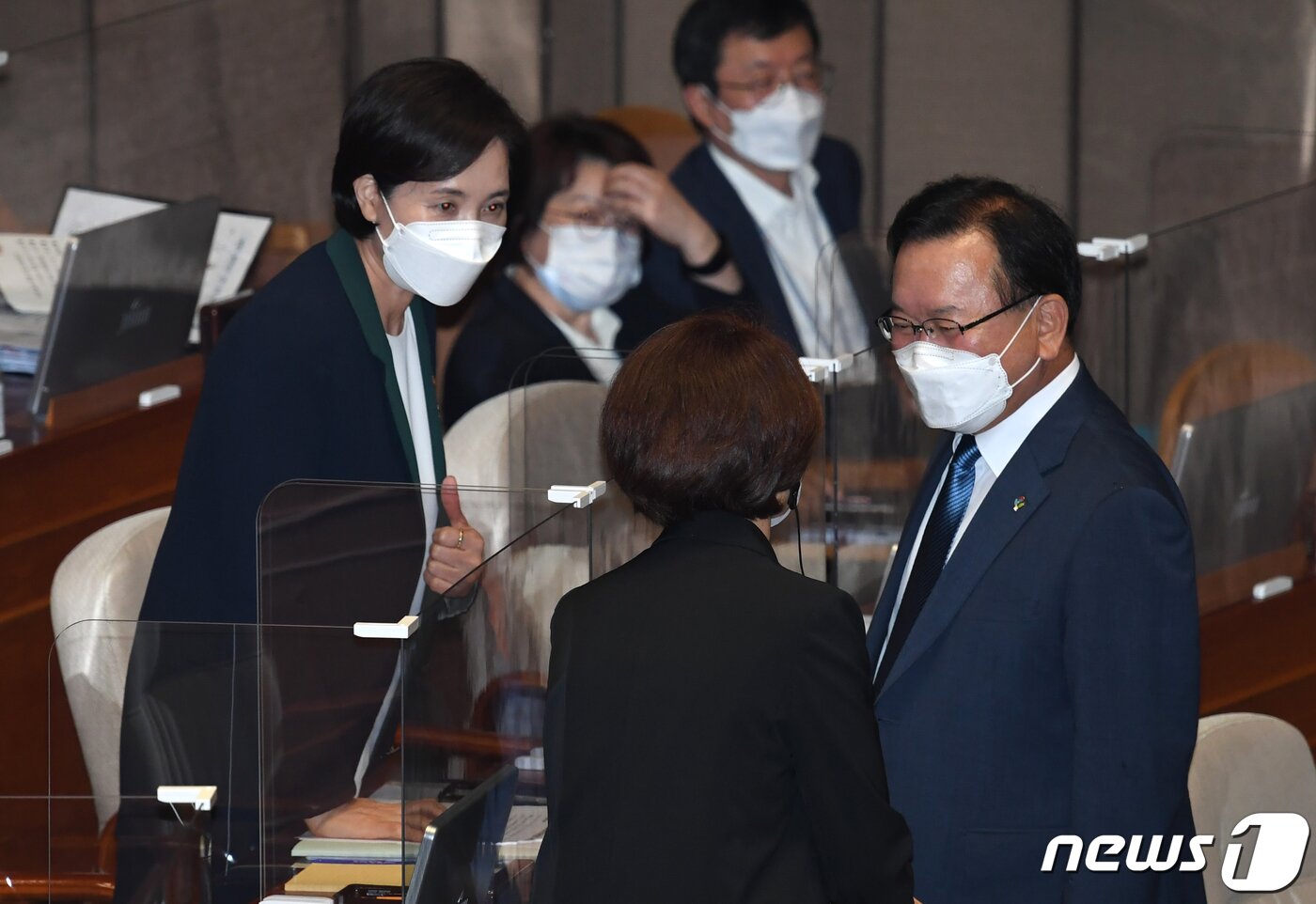 본문 이미지 - 김부겸 국무총리와 유은혜 사회부총리 겸 교육부 장관, 한정애 환경부 장관이 지난 24일 오후 서울 여의도 국회 본회의장에서 열린 교육·사회·문화분야 대정부질문에 출석해 대화하고 있다. /뉴스1 ⓒ News1 오대일 기자