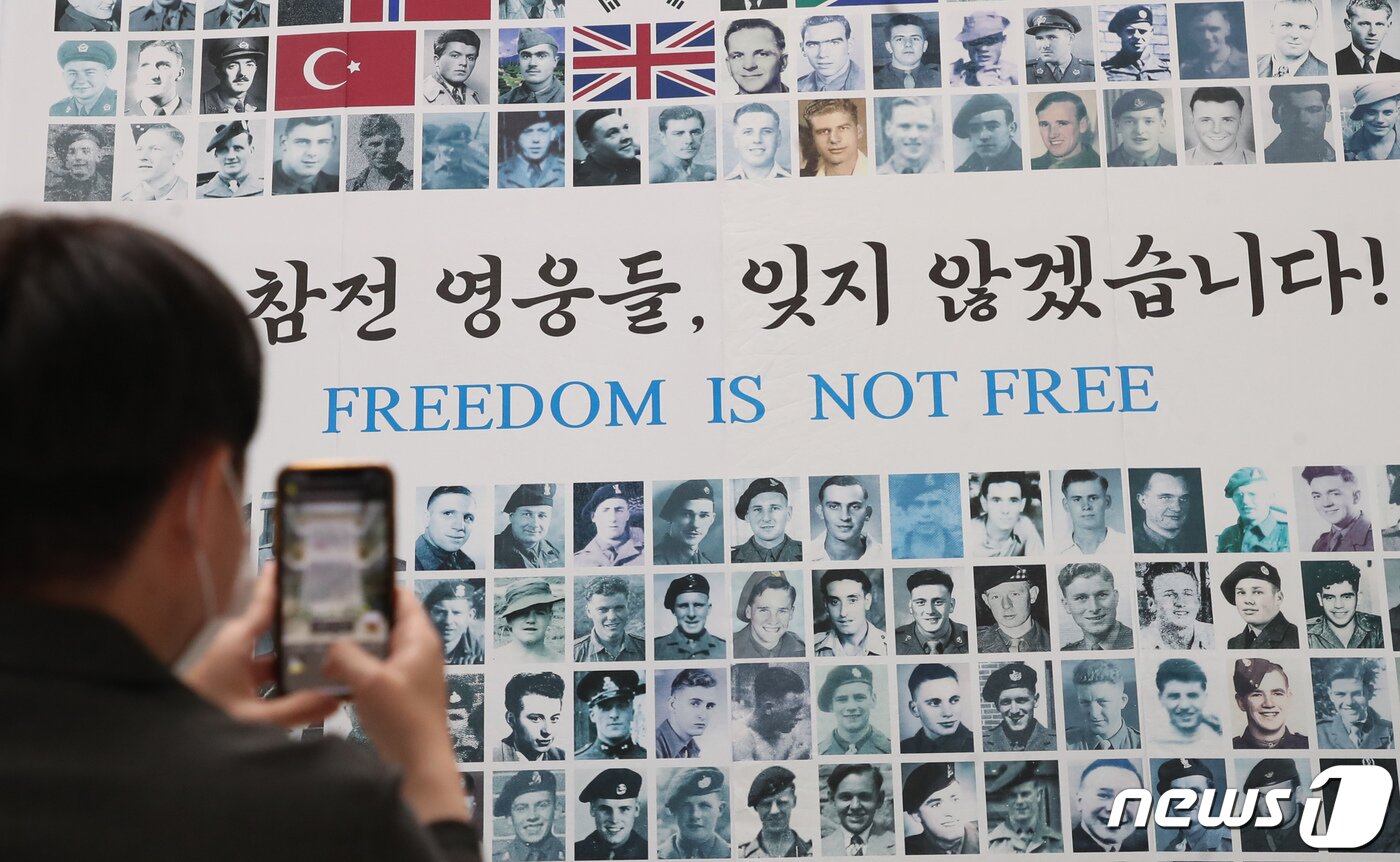 본문 이미지 - 6·25전쟁 71주년을 하루 앞둔 24일 오후 부산 남구청 로비에 유엔기념공원에 잠든 388명의 유엔전몰용사 사진으로 제작된 대형 현수막을 공개하고 있다. 이 현수막은 유엔기념공원 조성 70주년을 맞아 참전 영웅들의 희생과 헌신을 깊이 새기고 기억하기 위해 제작됐다. 여주연 기자